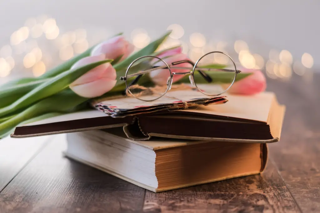 eyeglasses-on-a-book-1906437